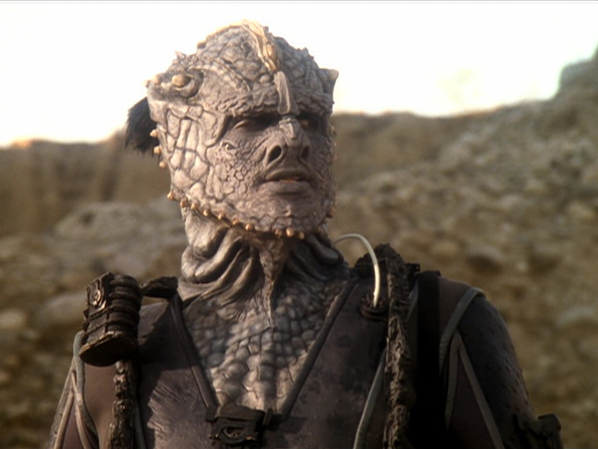 extant_StarTrek_DS9_6x02-RocksAndShoals_00396.jpg