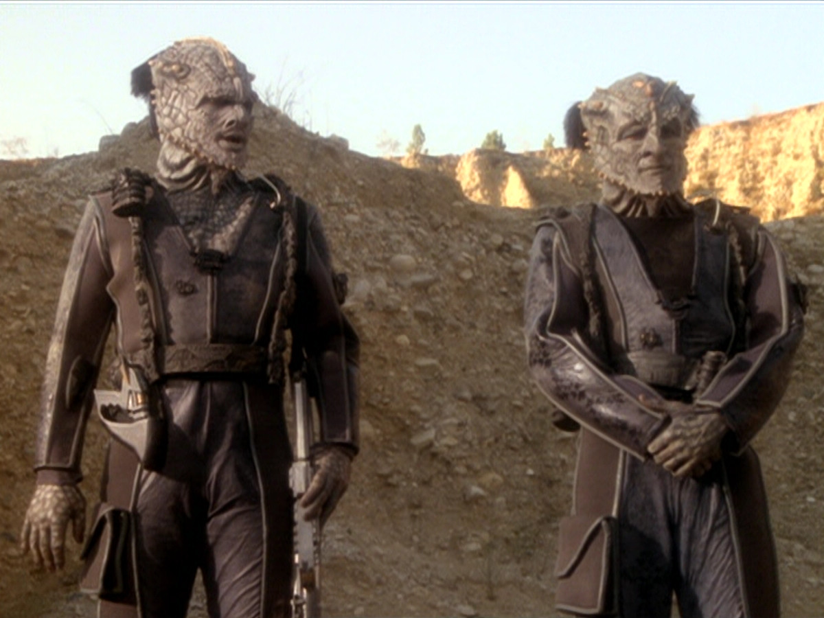 extant_StarTrek_DS9_6x02-RocksAndShoals_00411.jpg