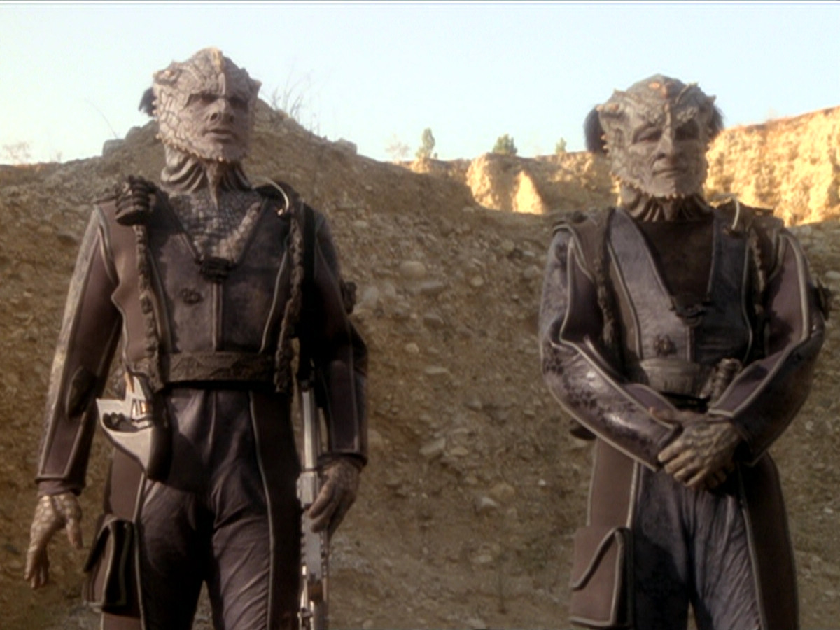 extant_StarTrek_DS9_6x02-RocksAndShoals_00416.jpg