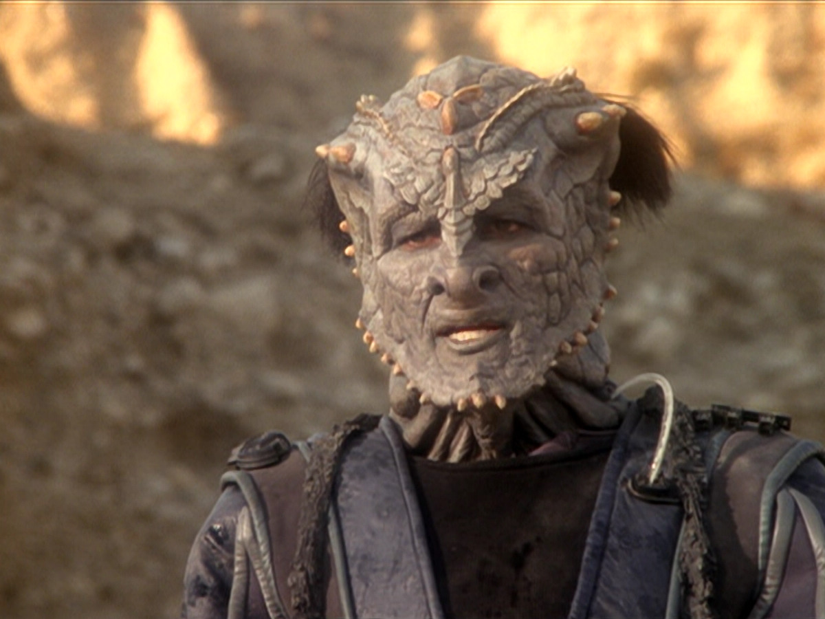 extant_StarTrek_DS9_6x02-RocksAndShoals_00426.jpg