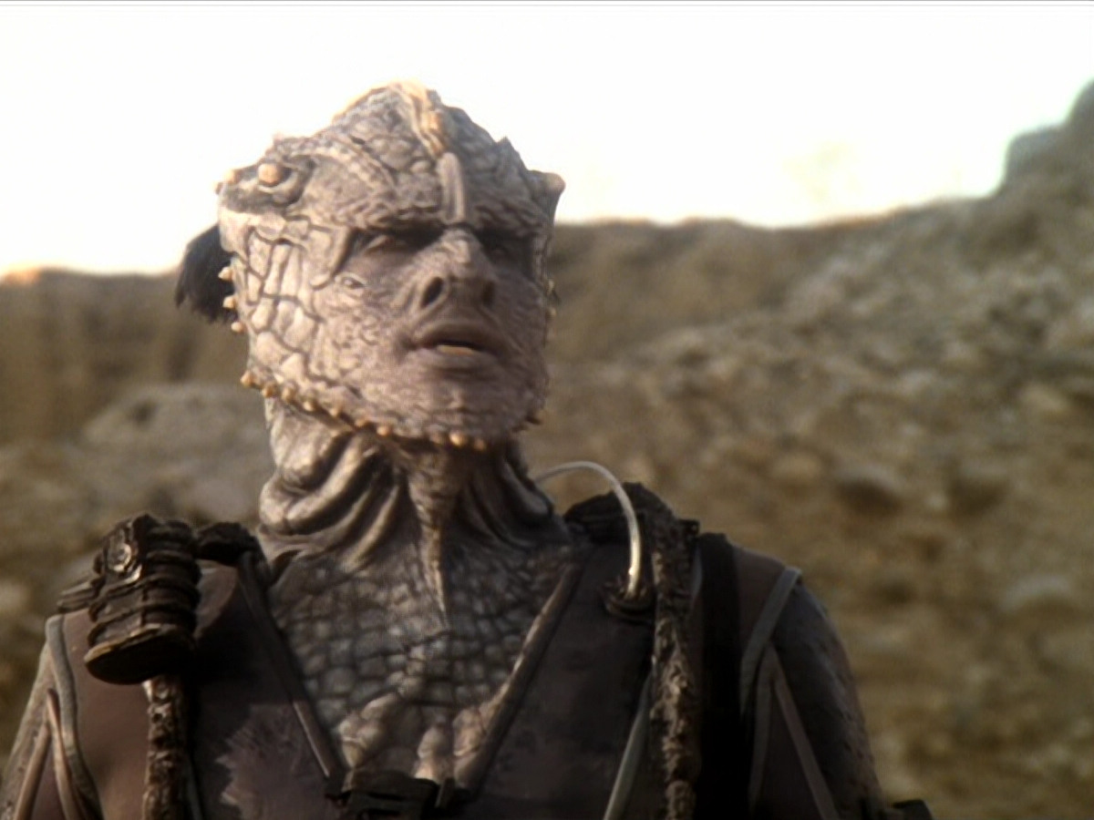 extant_StarTrek_DS9_6x02-RocksAndShoals_00427.jpg