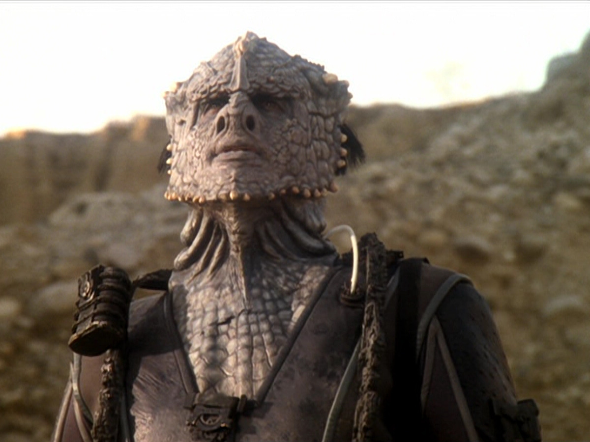 extant_StarTrek_DS9_6x02-RocksAndShoals_00432.jpg