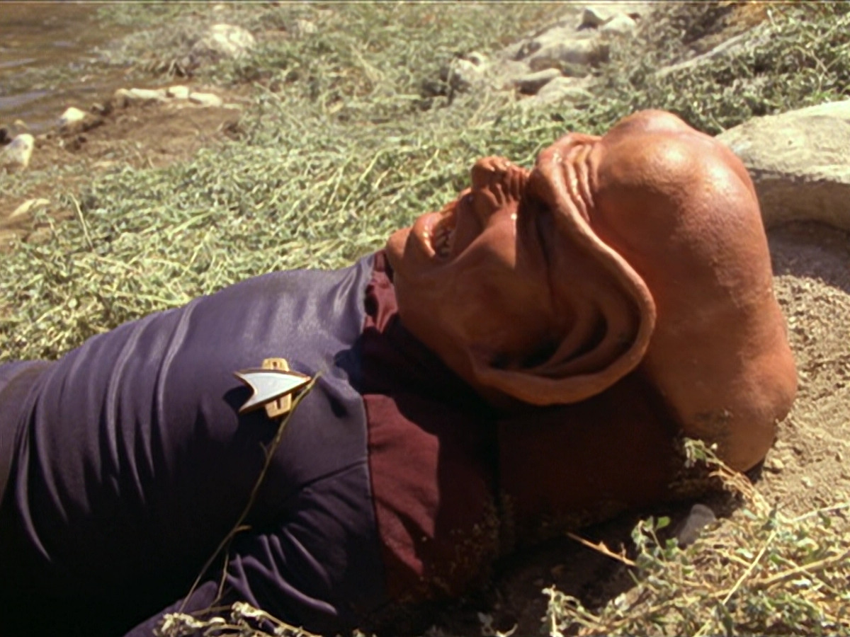 extant_StarTrek_DS9_6x02-RocksAndShoals_00487.jpg
