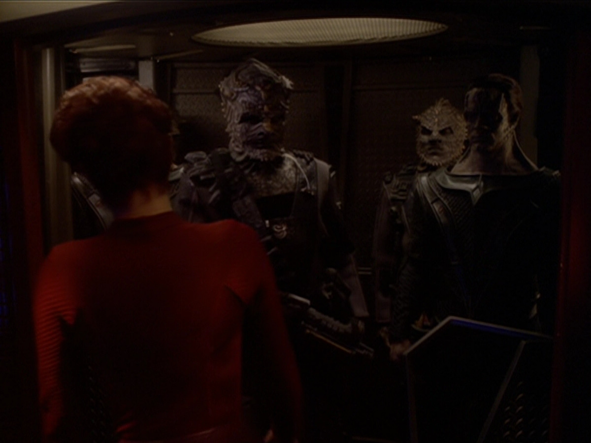 extant_StarTrek_DS9_6x02-RocksAndShoals_00650.jpg