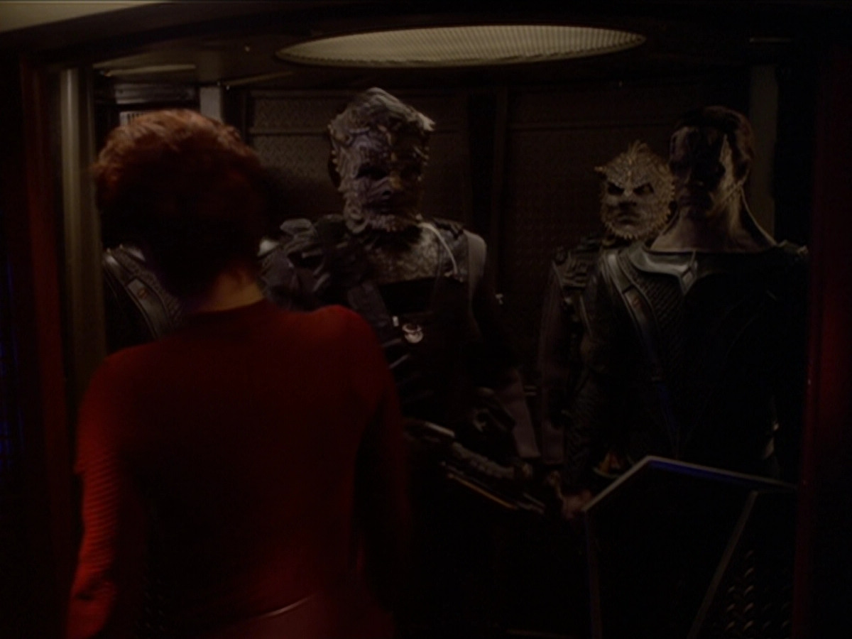 extant_StarTrek_DS9_6x02-RocksAndShoals_00651.jpg