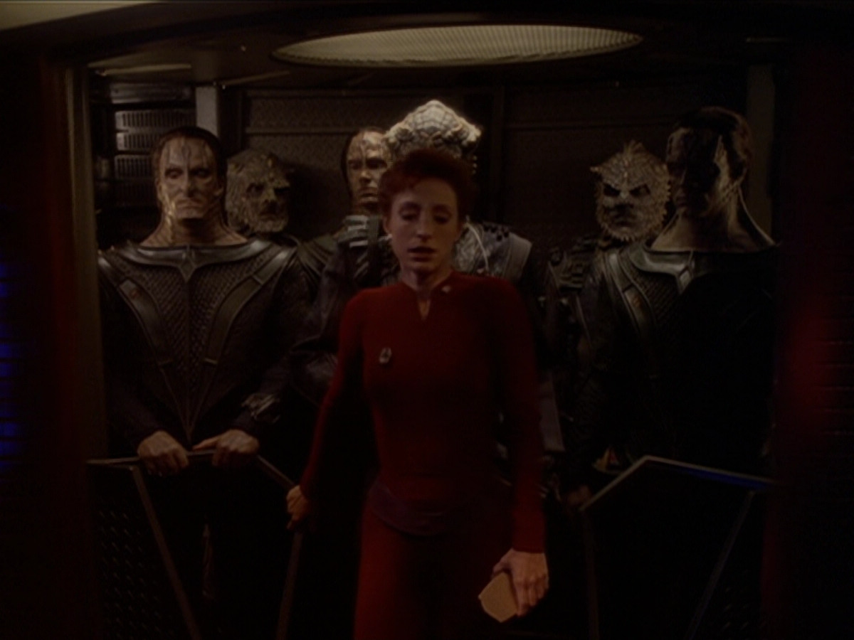 extant_StarTrek_DS9_6x02-RocksAndShoals_00654.jpg