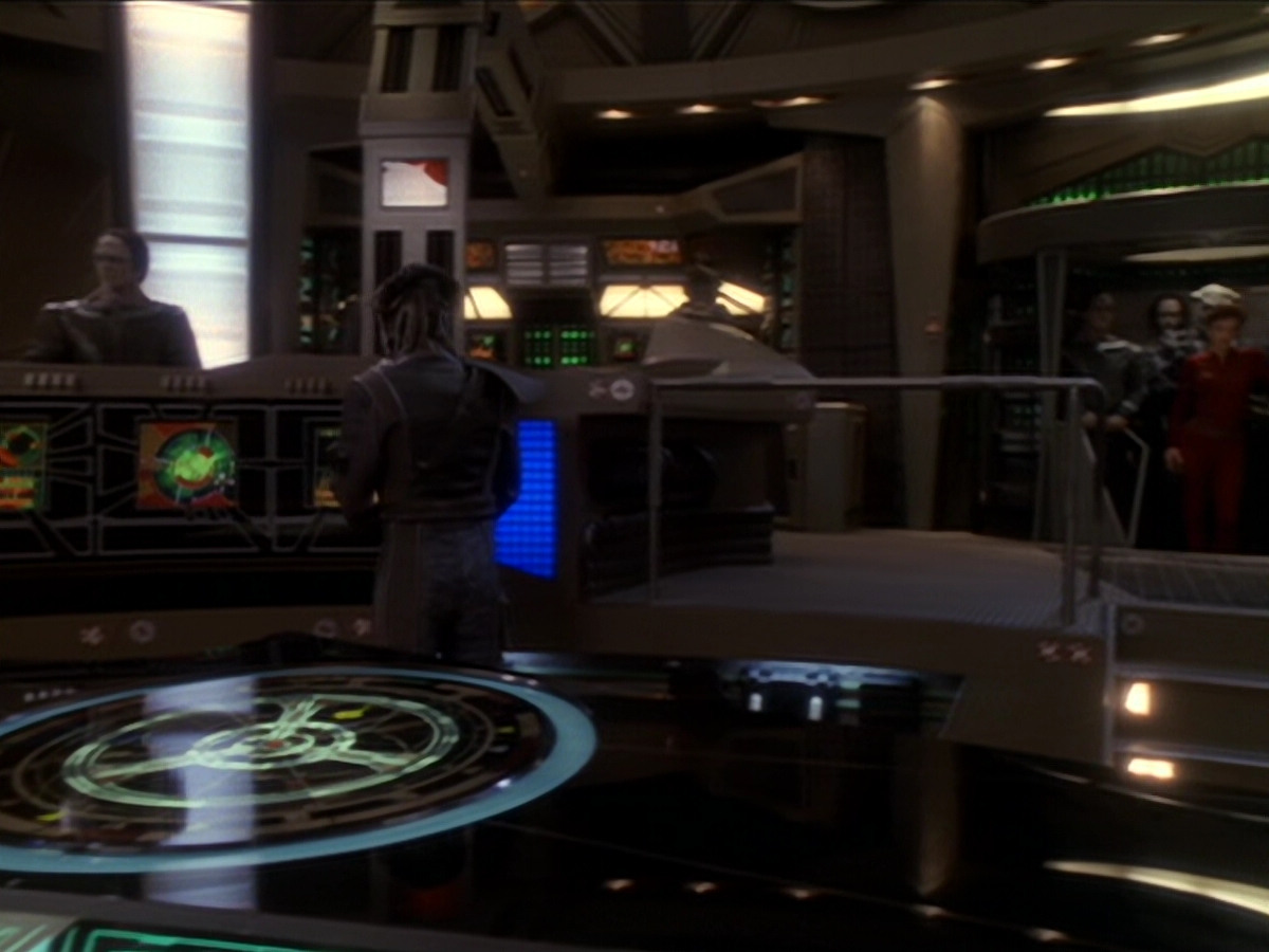 extant_StarTrek_DS9_6x02-RocksAndShoals_00669.jpg