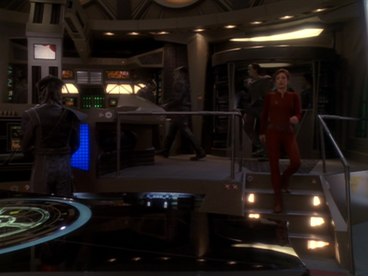 extant_StarTrek_DS9_6x02-RocksAndShoals_00674.jpg