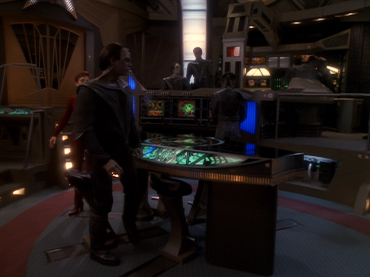 extant_StarTrek_DS9_6x02-RocksAndShoals_00681.jpg