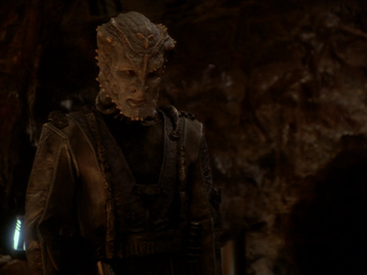 extant_StarTrek_DS9_6x02-RocksAndShoals_00734.jpg