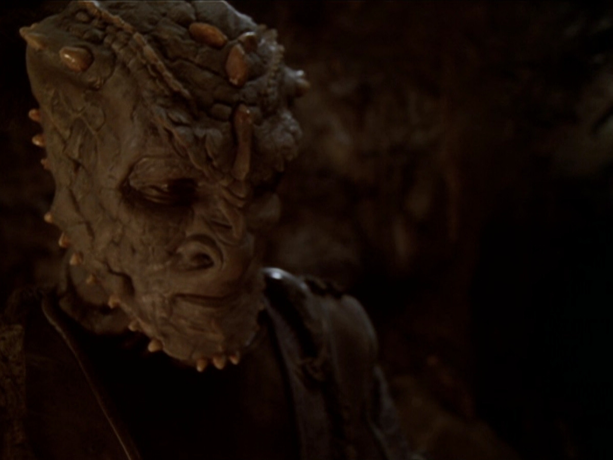 extant_StarTrek_DS9_6x02-RocksAndShoals_00747.jpg