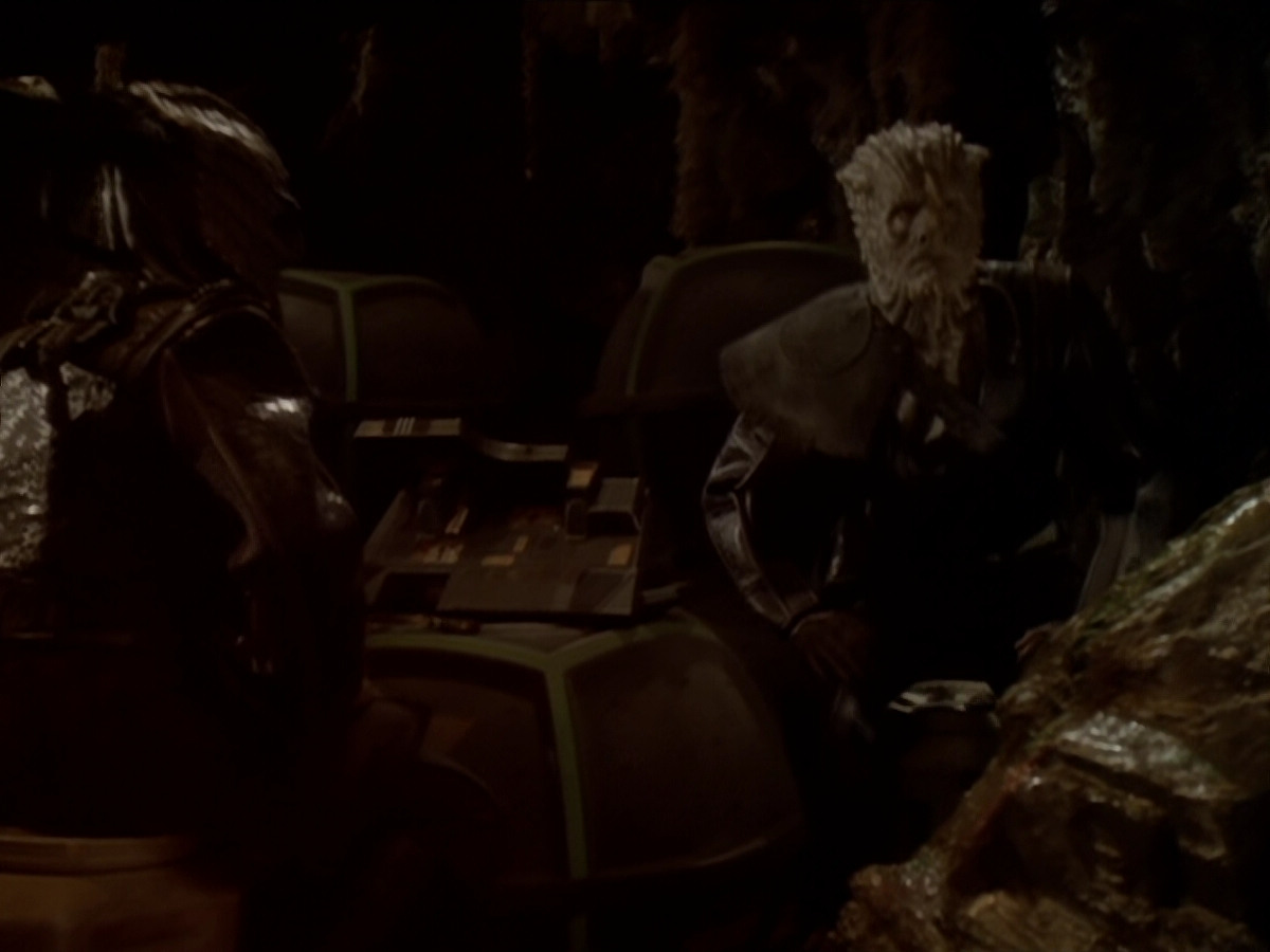 extant_StarTrek_DS9_6x02-RocksAndShoals_00759.jpg
