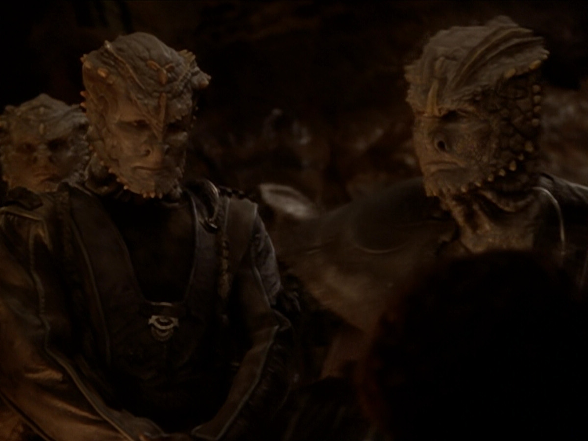 extant_StarTrek_DS9_6x02-RocksAndShoals_00775.jpg