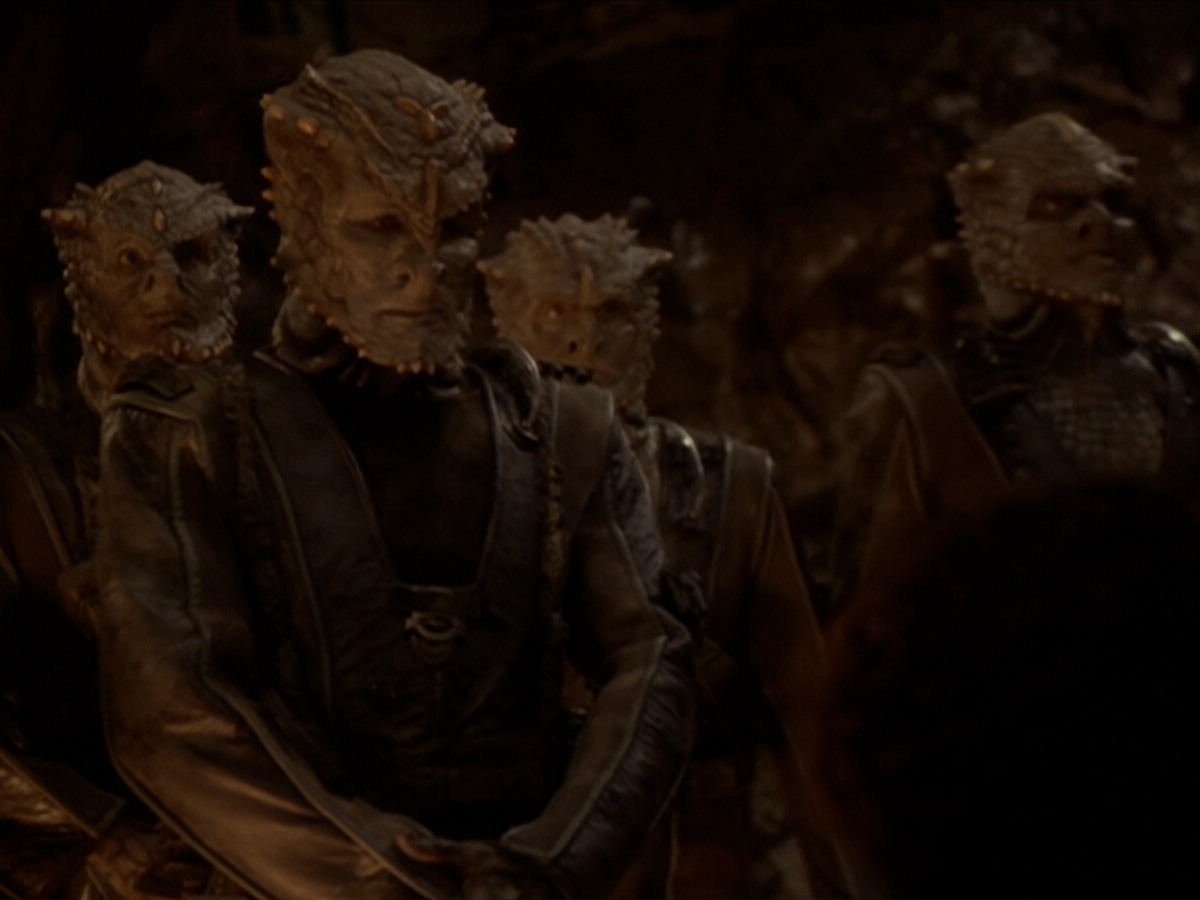 extant_StarTrek_DS9_6x02-RocksAndShoals_00780.jpg