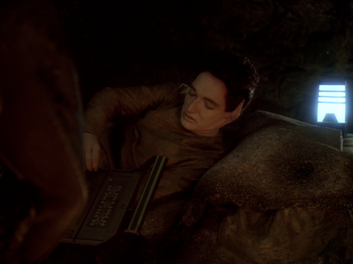 extant_StarTrek_DS9_6x02-RocksAndShoals_00785.jpg