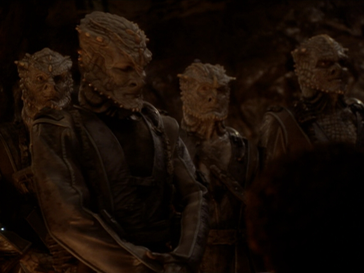 extant_StarTrek_DS9_6x02-RocksAndShoals_00799.jpg