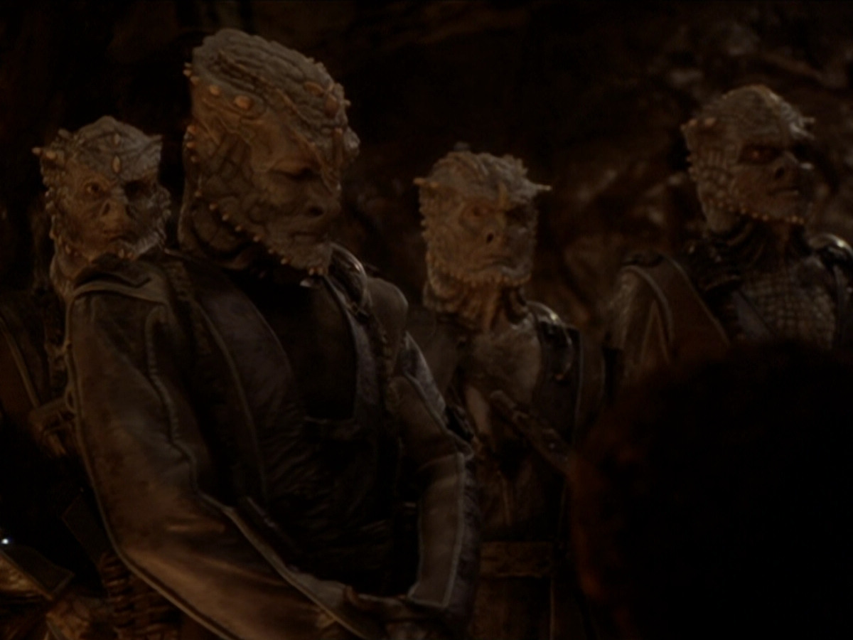 extant_StarTrek_DS9_6x02-RocksAndShoals_00800.jpg