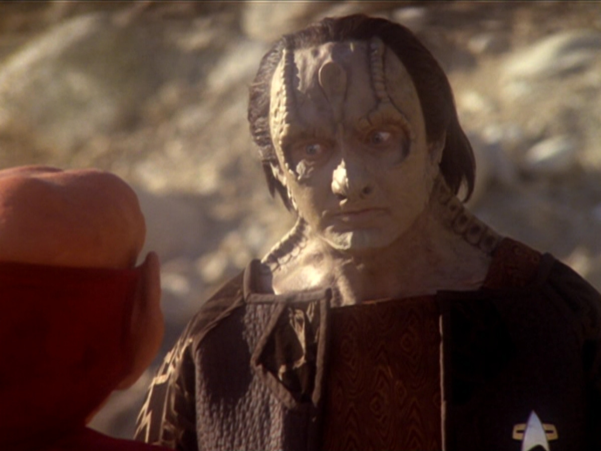extant_StarTrek_DS9_6x02-RocksAndShoals_01031.jpg