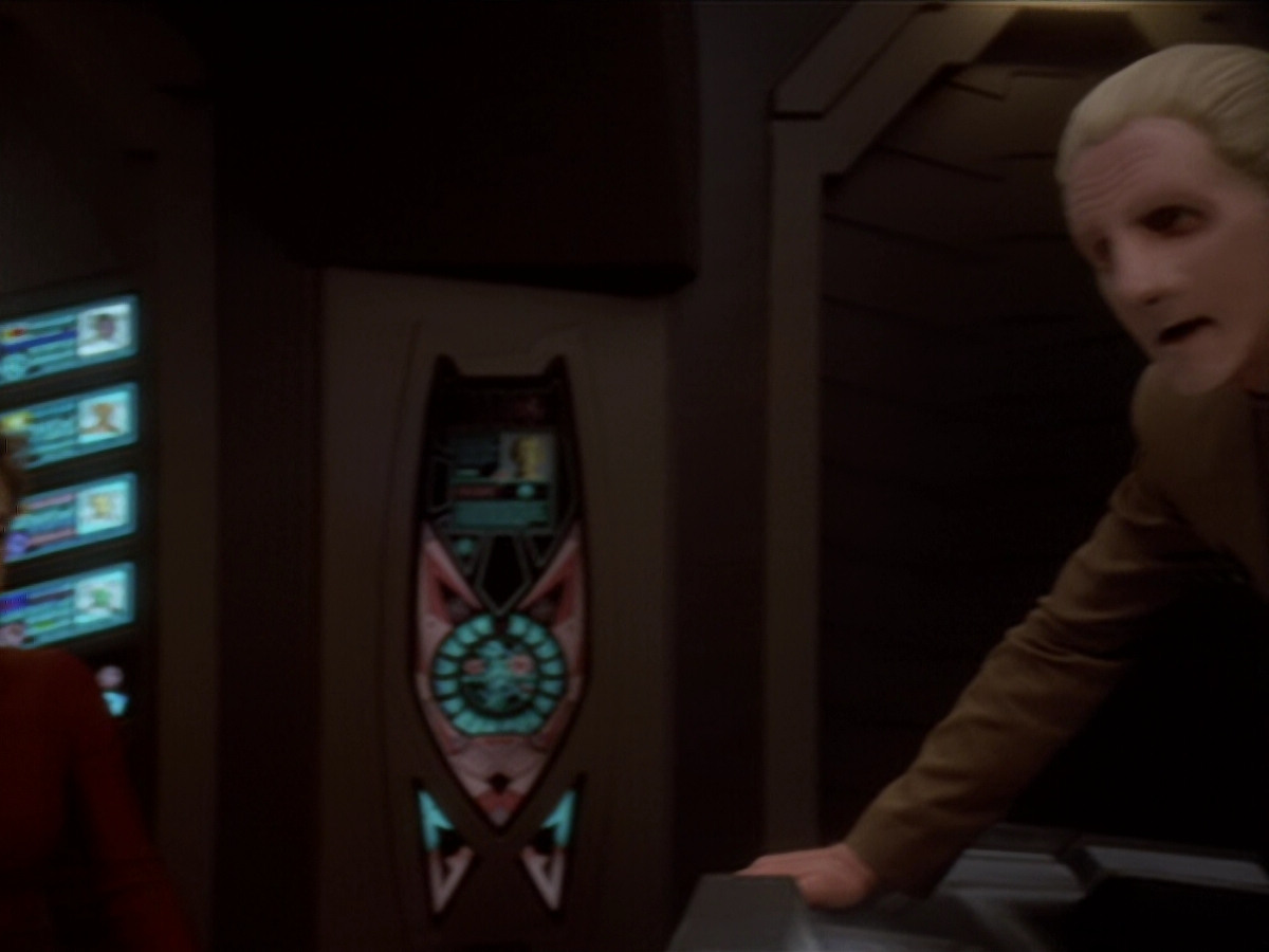extant_StarTrek_DS9_6x02-RocksAndShoals_01376.jpg
