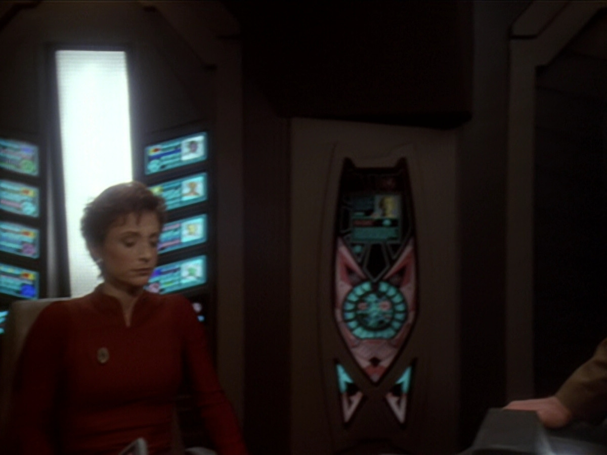 extant_StarTrek_DS9_6x02-RocksAndShoals_01377.jpg