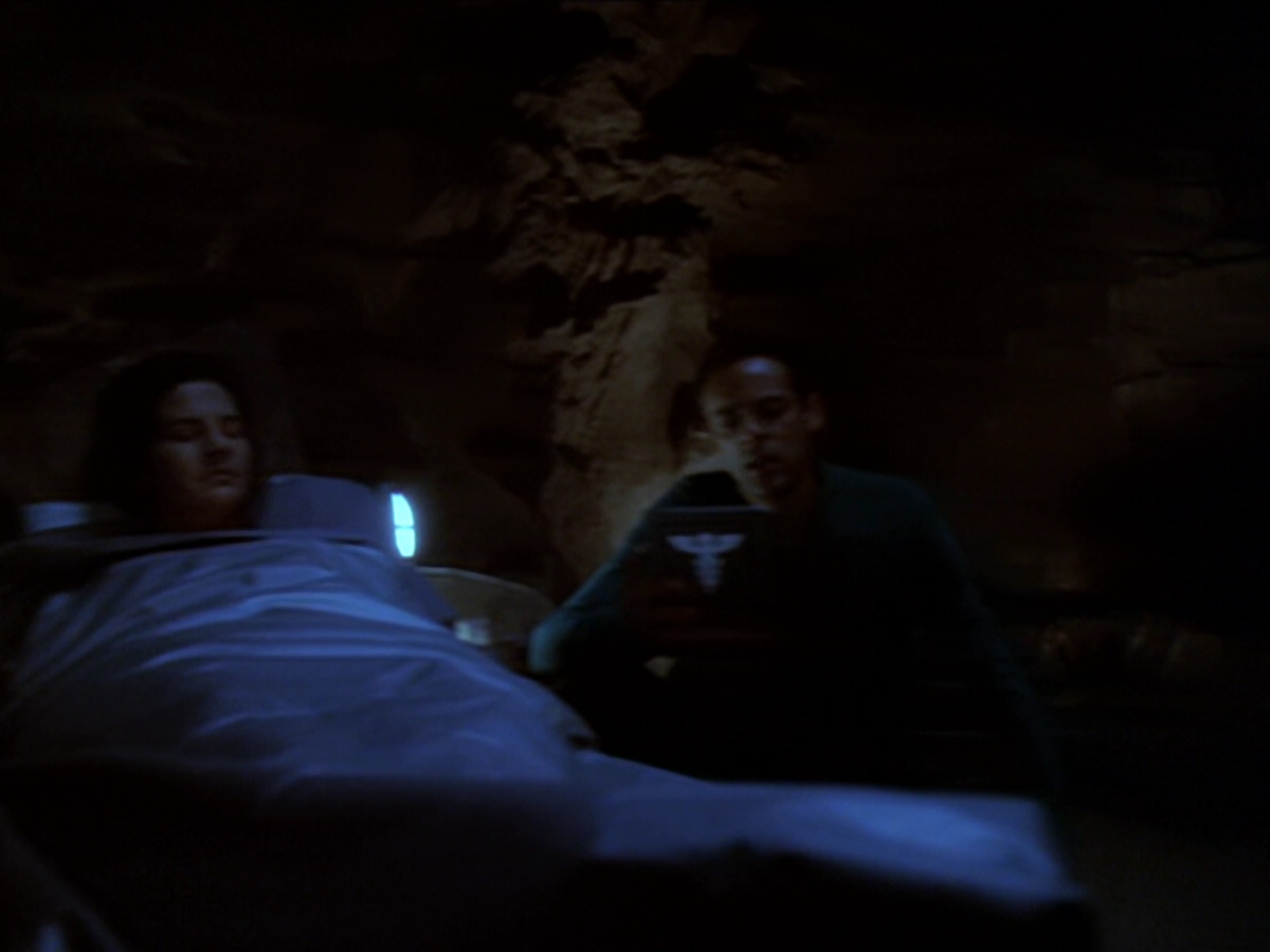 extant_StarTrek_DS9_6x02-RocksAndShoals_01457.jpg