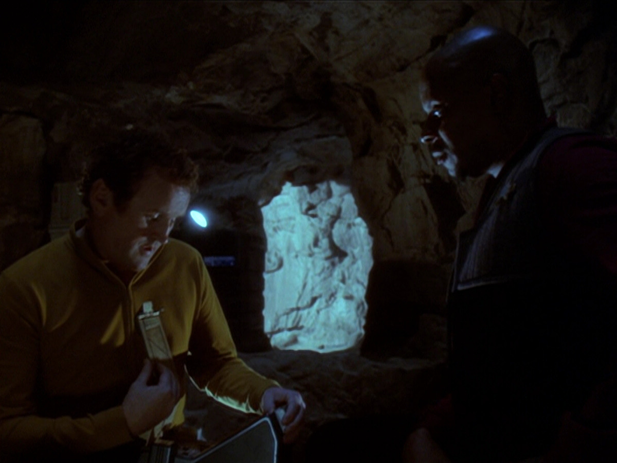 extant_StarTrek_DS9_6x02-RocksAndShoals_01468.jpg