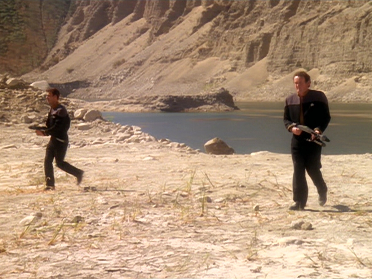 extant_StarTrek_DS9_6x02-RocksAndShoals_01499.jpg