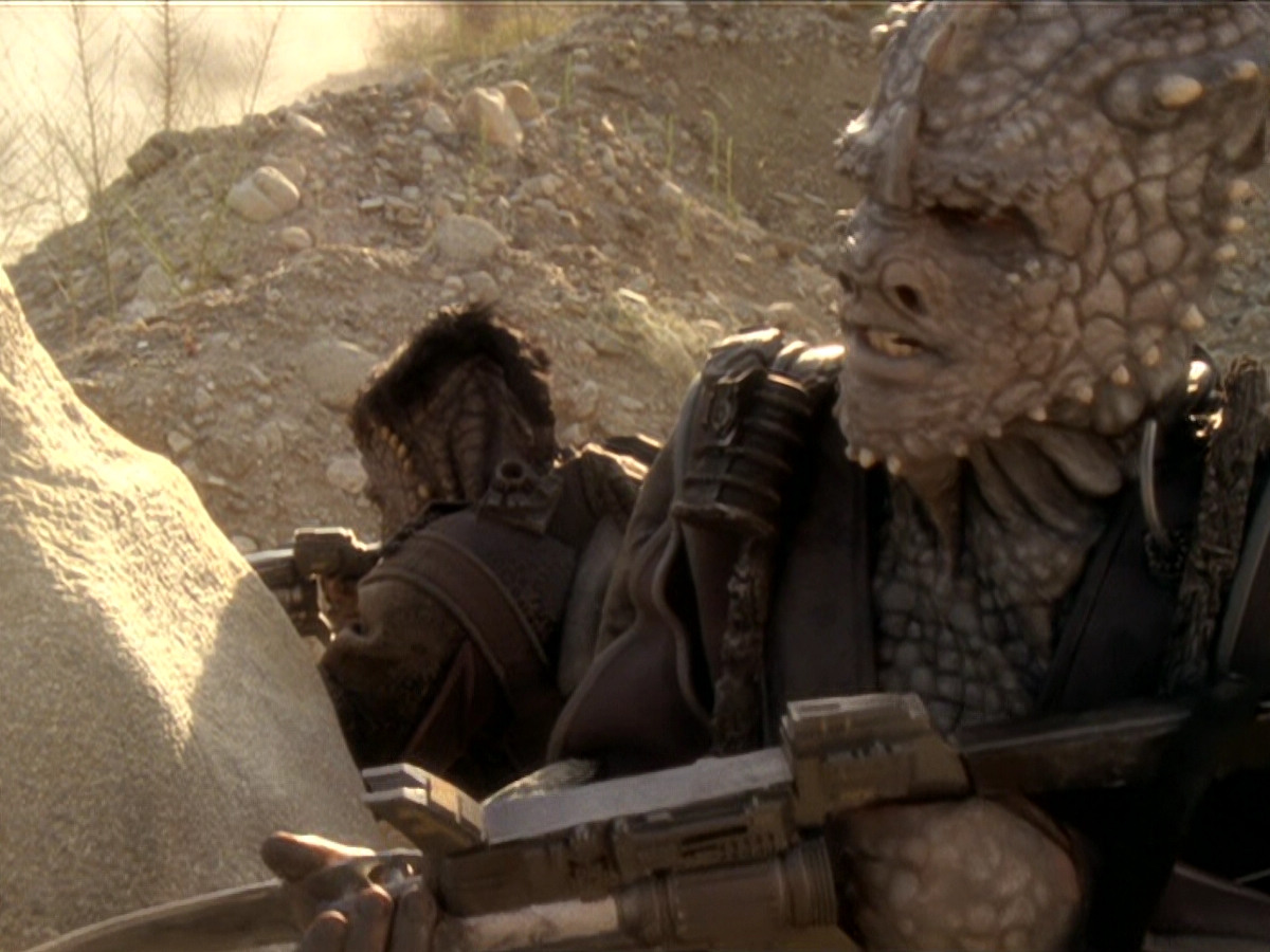 extant_StarTrek_DS9_6x02-RocksAndShoals_01628.jpg