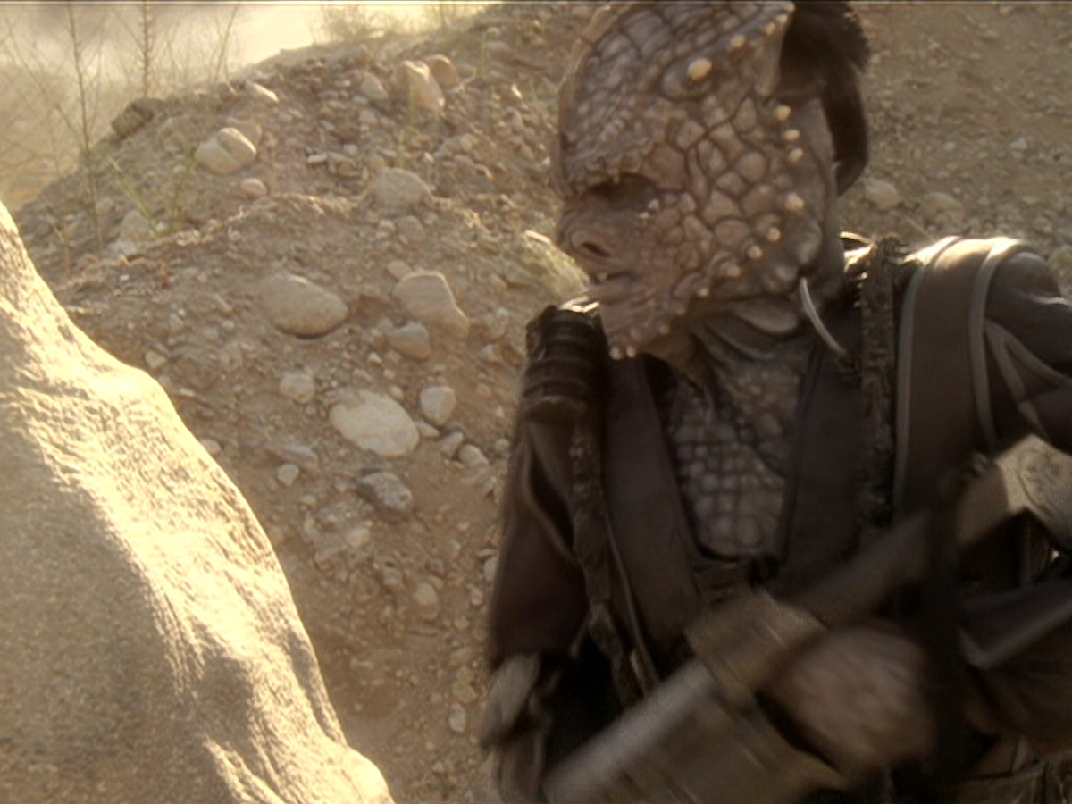 extant_StarTrek_DS9_6x02-RocksAndShoals_01637.jpg