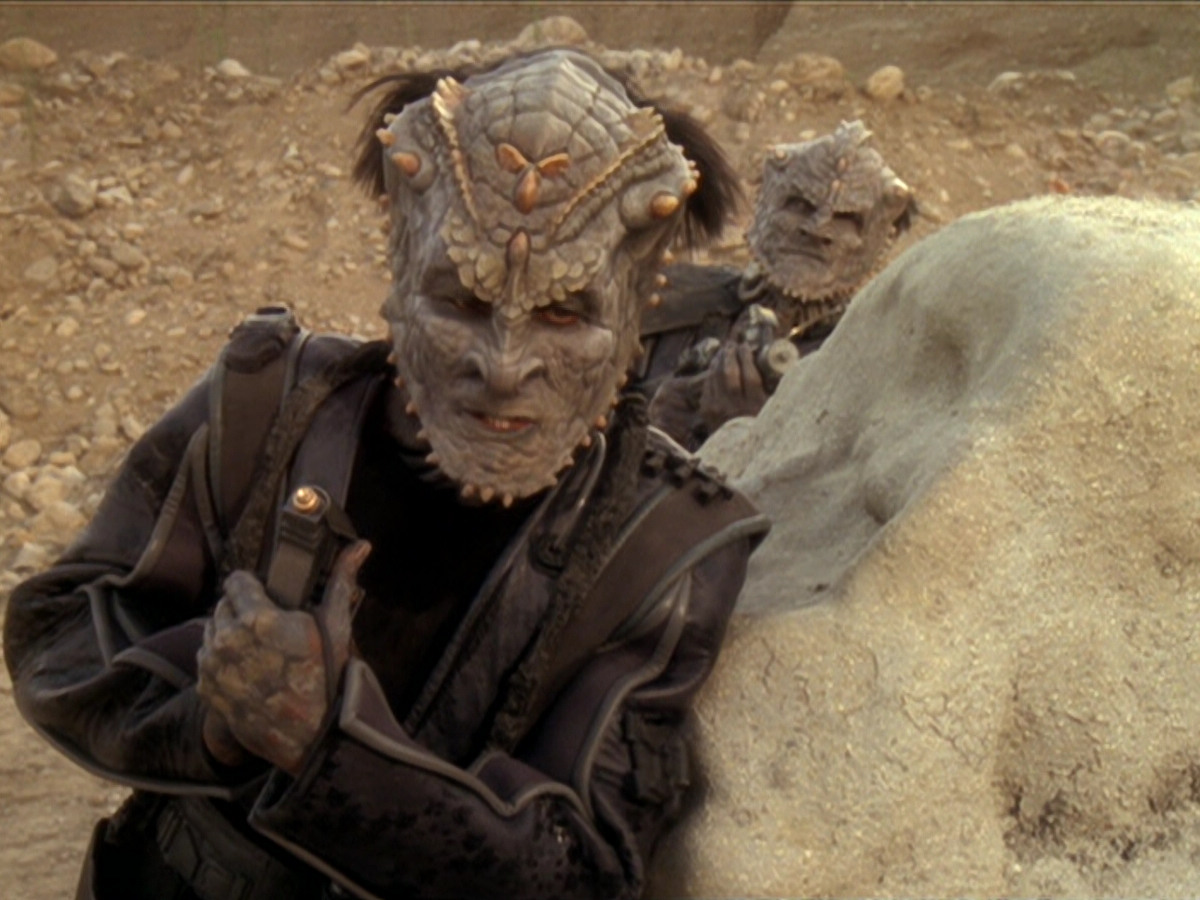 extant_StarTrek_DS9_6x02-RocksAndShoals_01642.jpg