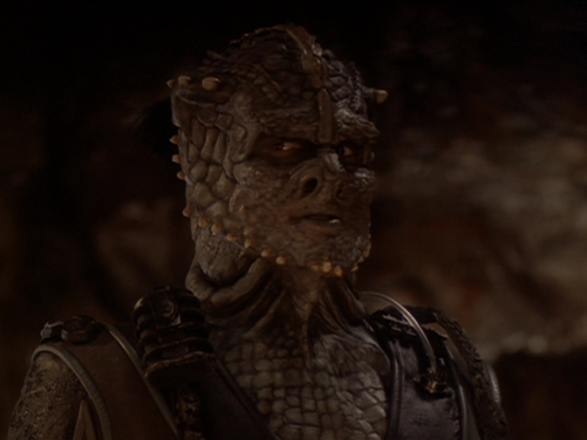 extant_StarTrek_DS9_6x02-RocksAndShoals_01730.jpg