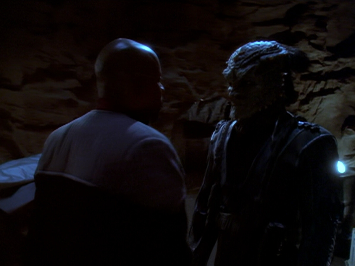 extant_StarTrek_DS9_6x02-RocksAndShoals_02019.jpg