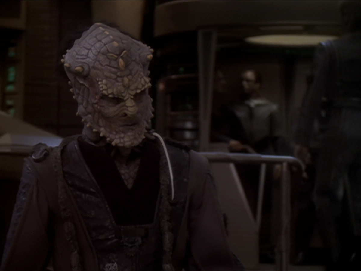 extant_StarTrek_DS9_6x02-RocksAndShoals_02589.jpg