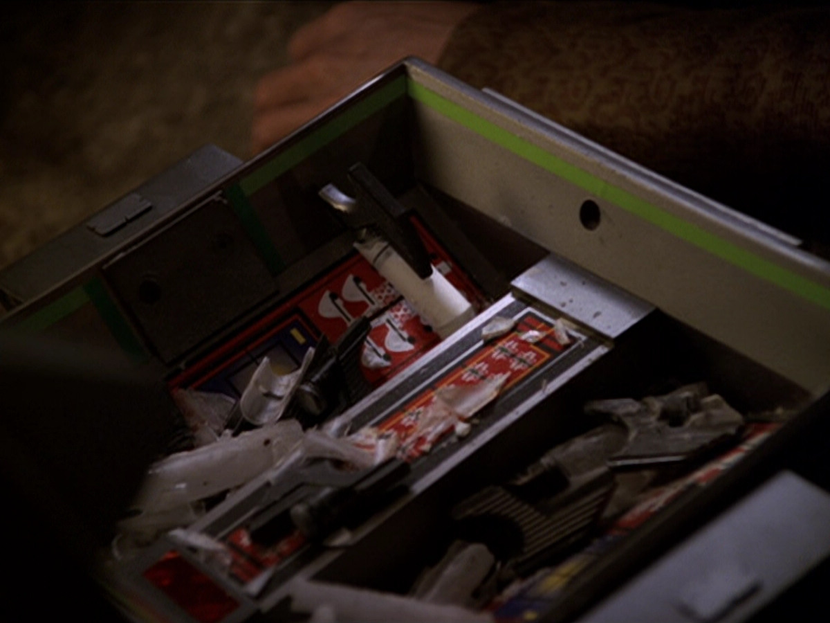 extant_StarTrek_DS9_6x02-RocksAndShoals_02750.jpg