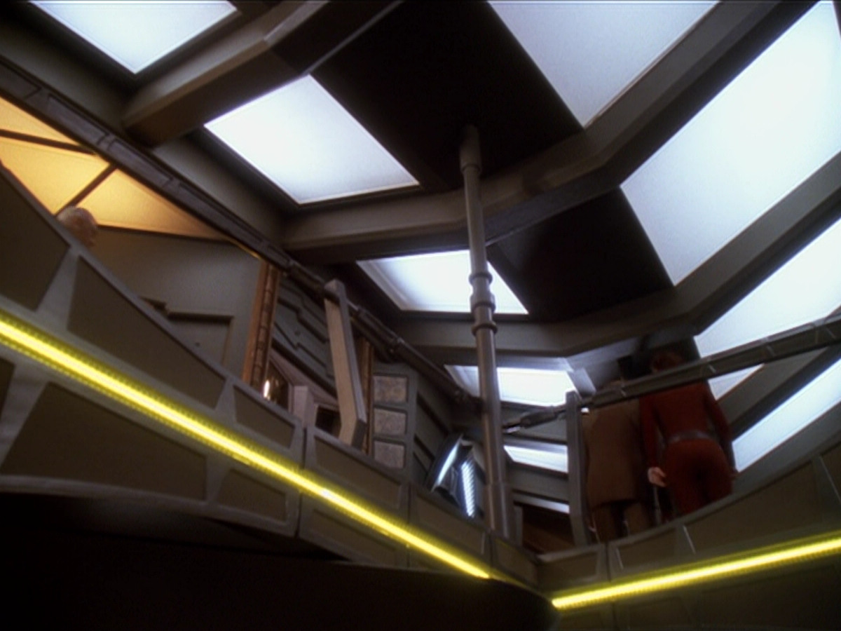 extant_StarTrek_DS9_6x02-RocksAndShoals_03242.jpg