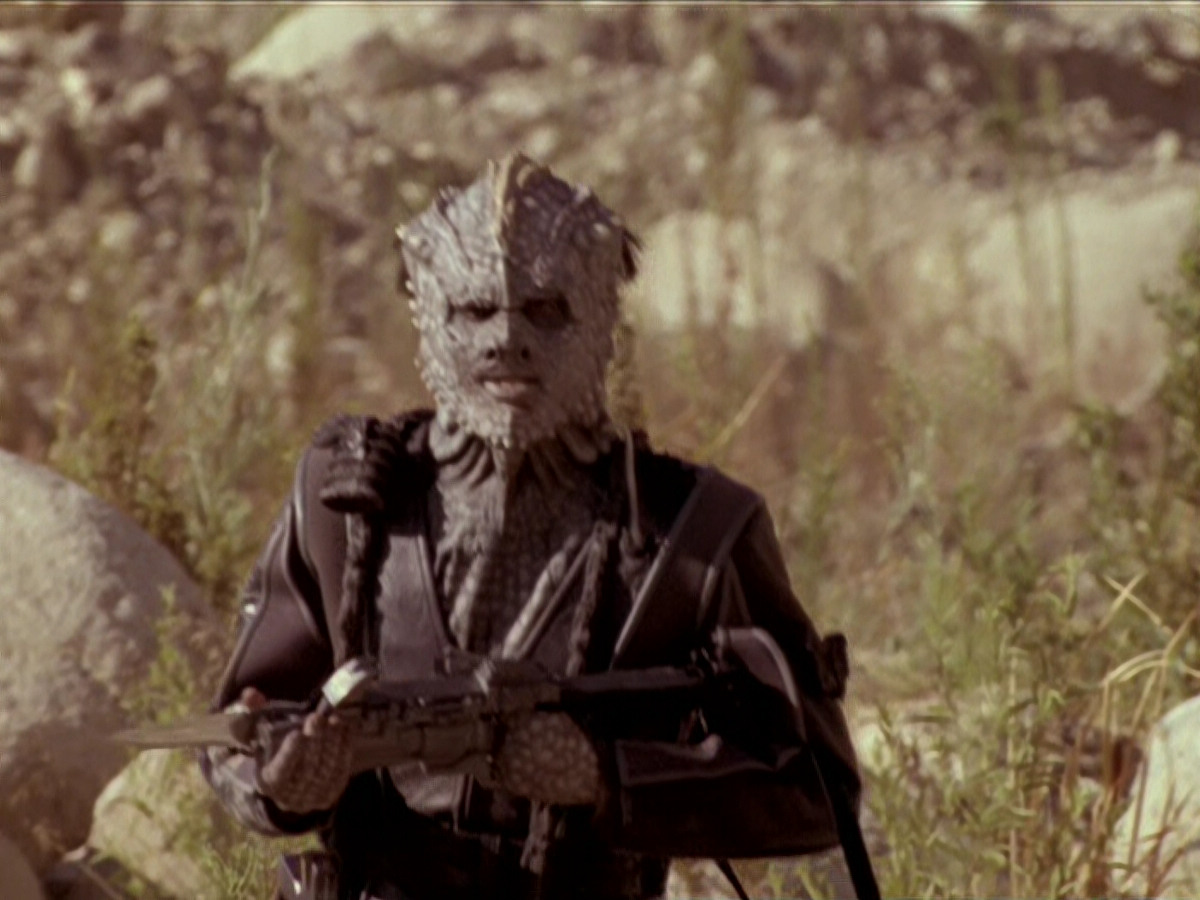 extant_StarTrek_DS9_6x02-RocksAndShoals_03257.jpg