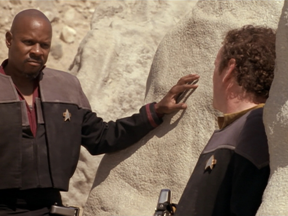 extant_StarTrek_DS9_6x02-RocksAndShoals_03543.jpg