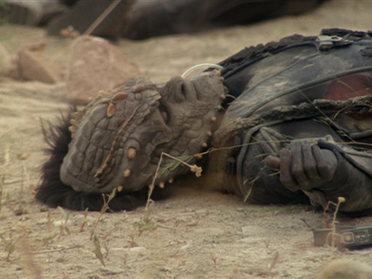 extant_StarTrek_DS9_6x02-RocksAndShoals_03668.jpg