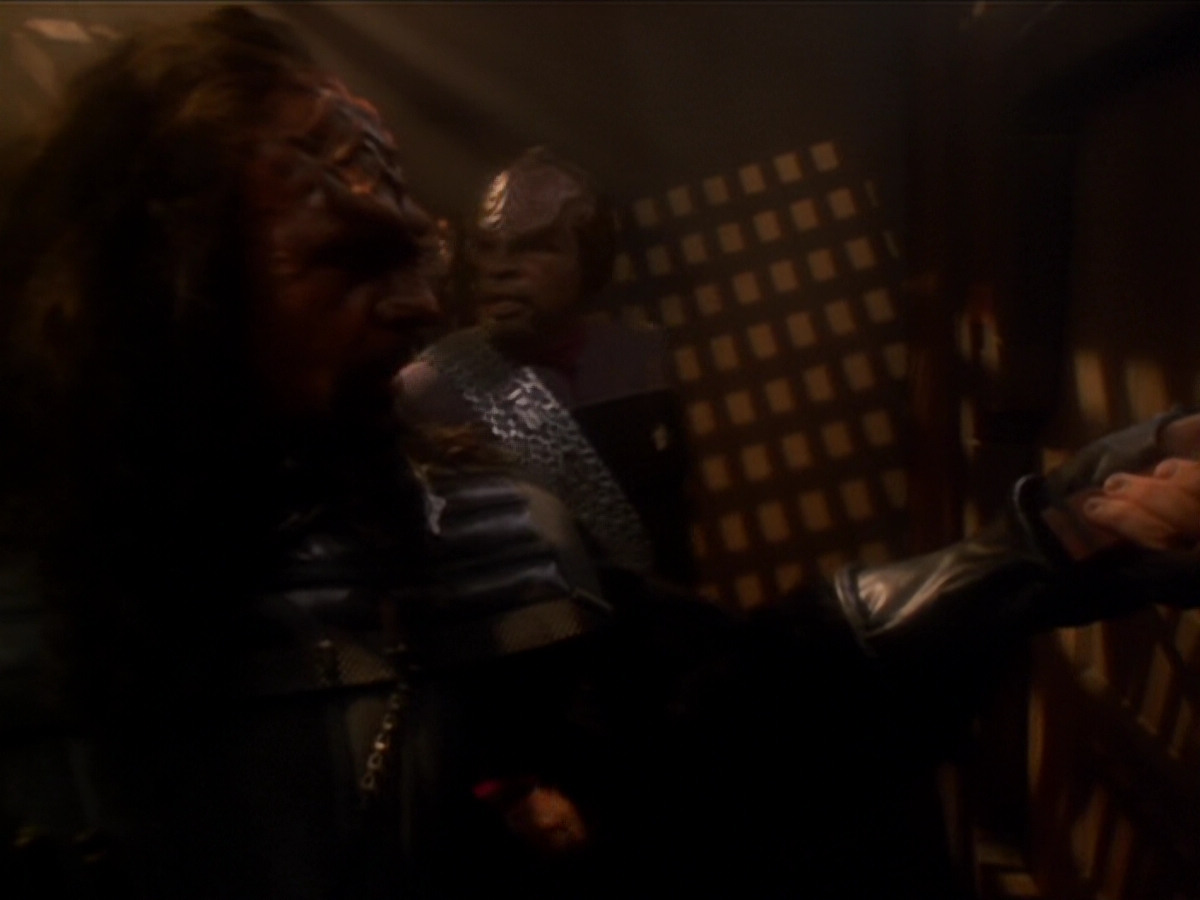 extant_StarTrek_DS9_6x03-SonsAndDaughters_03353.jpg