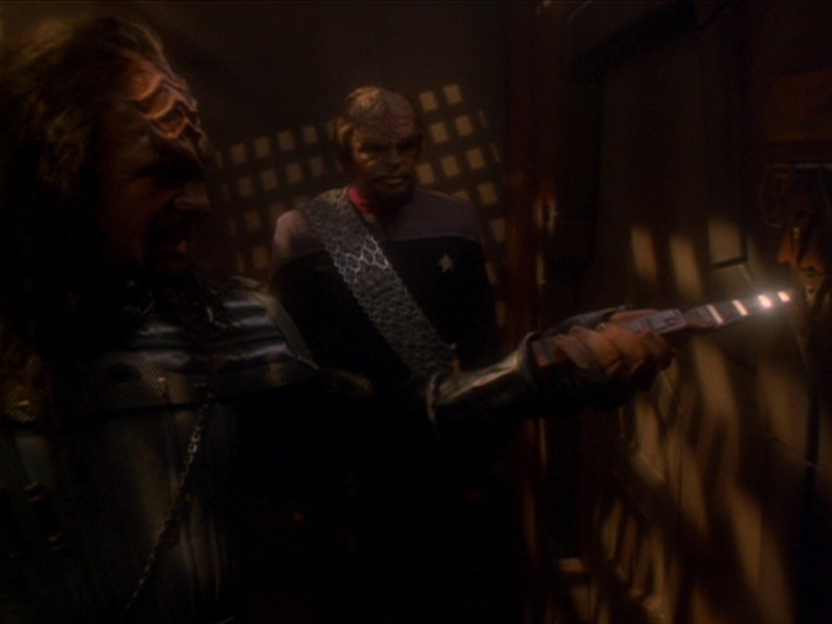 extant_StarTrek_DS9_6x03-SonsAndDaughters_03373.jpg