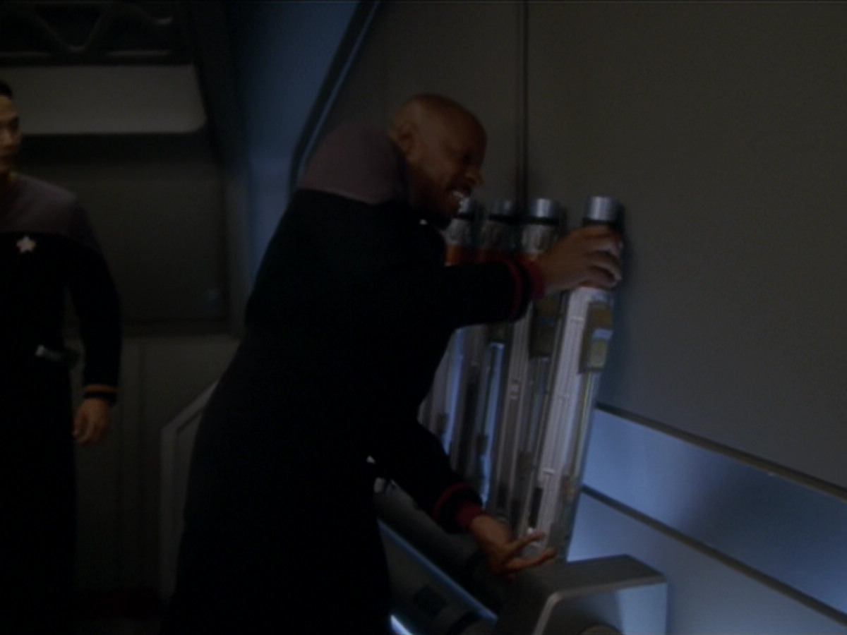 extant_StarTrek_DS9_6x04-BehindTheLines_00105.jpg