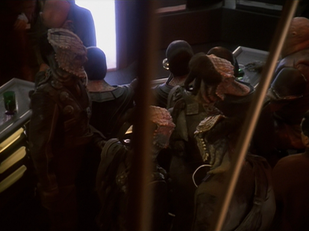 extant_StarTrek_DS9_6x04-BehindTheLines_00247.jpg