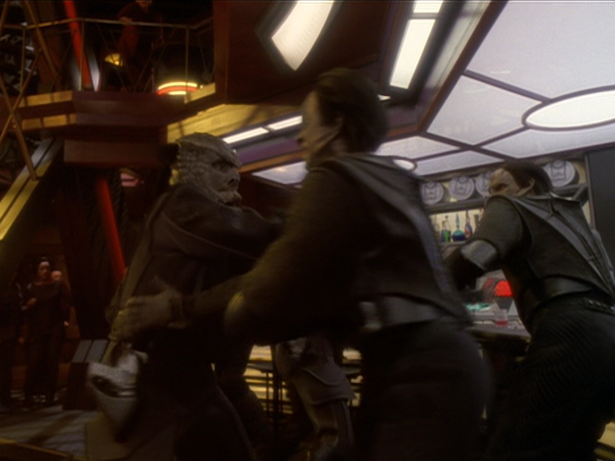 extant_StarTrek_DS9_6x04-BehindTheLines_00374.jpg