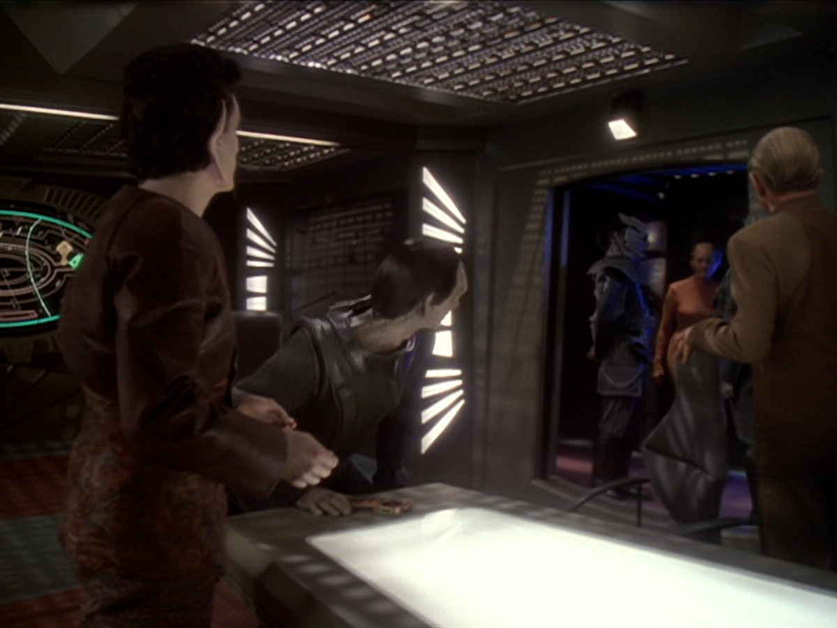 extant_StarTrek_DS9_6x04-BehindTheLines_01280.jpg