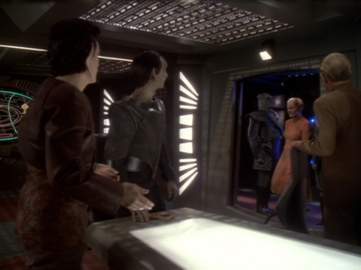extant_StarTrek_DS9_6x04-BehindTheLines_01282.jpg
