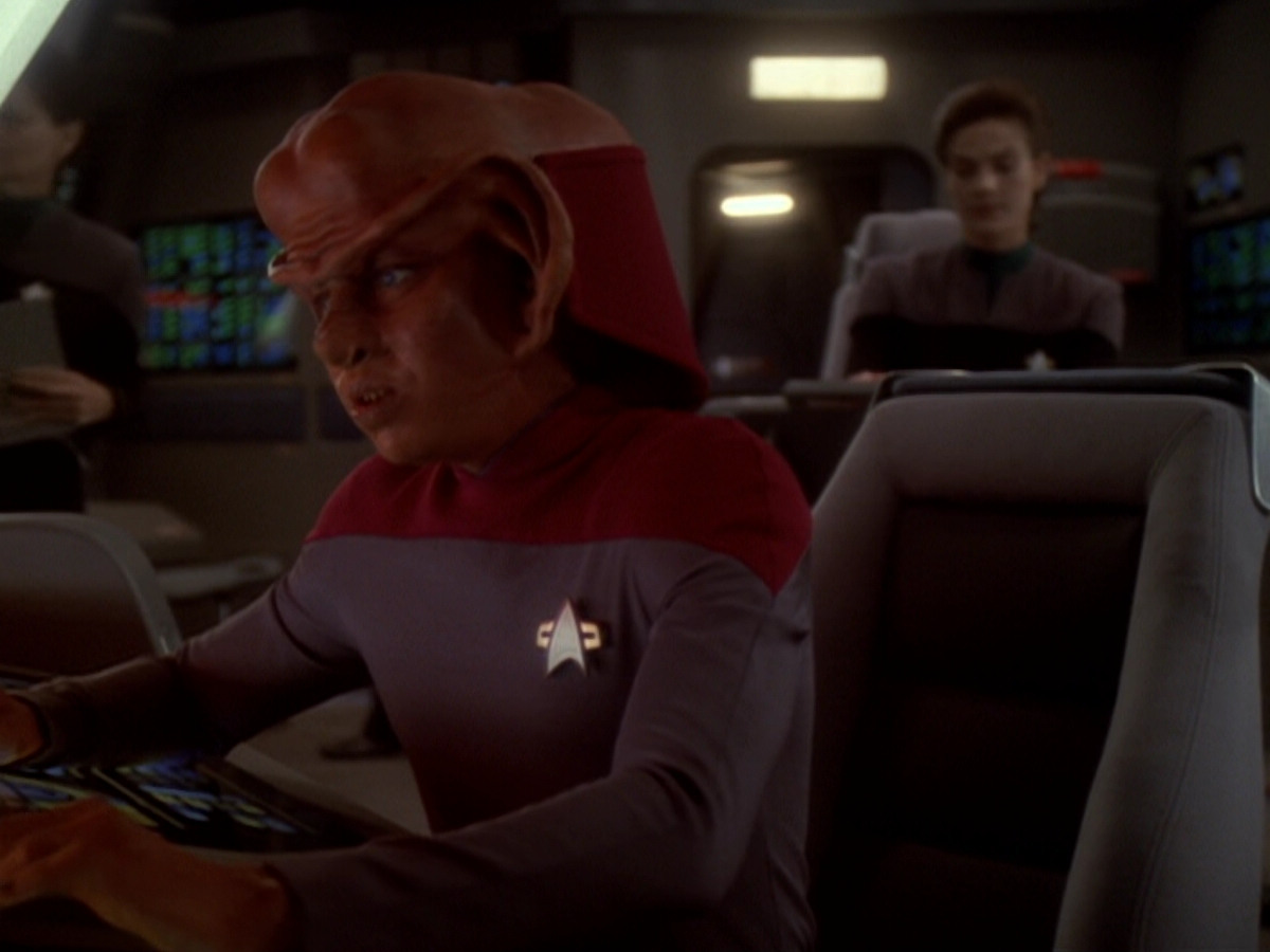 extant_StarTrek_DS9_6x05-FavorTheBold_00015.jpg