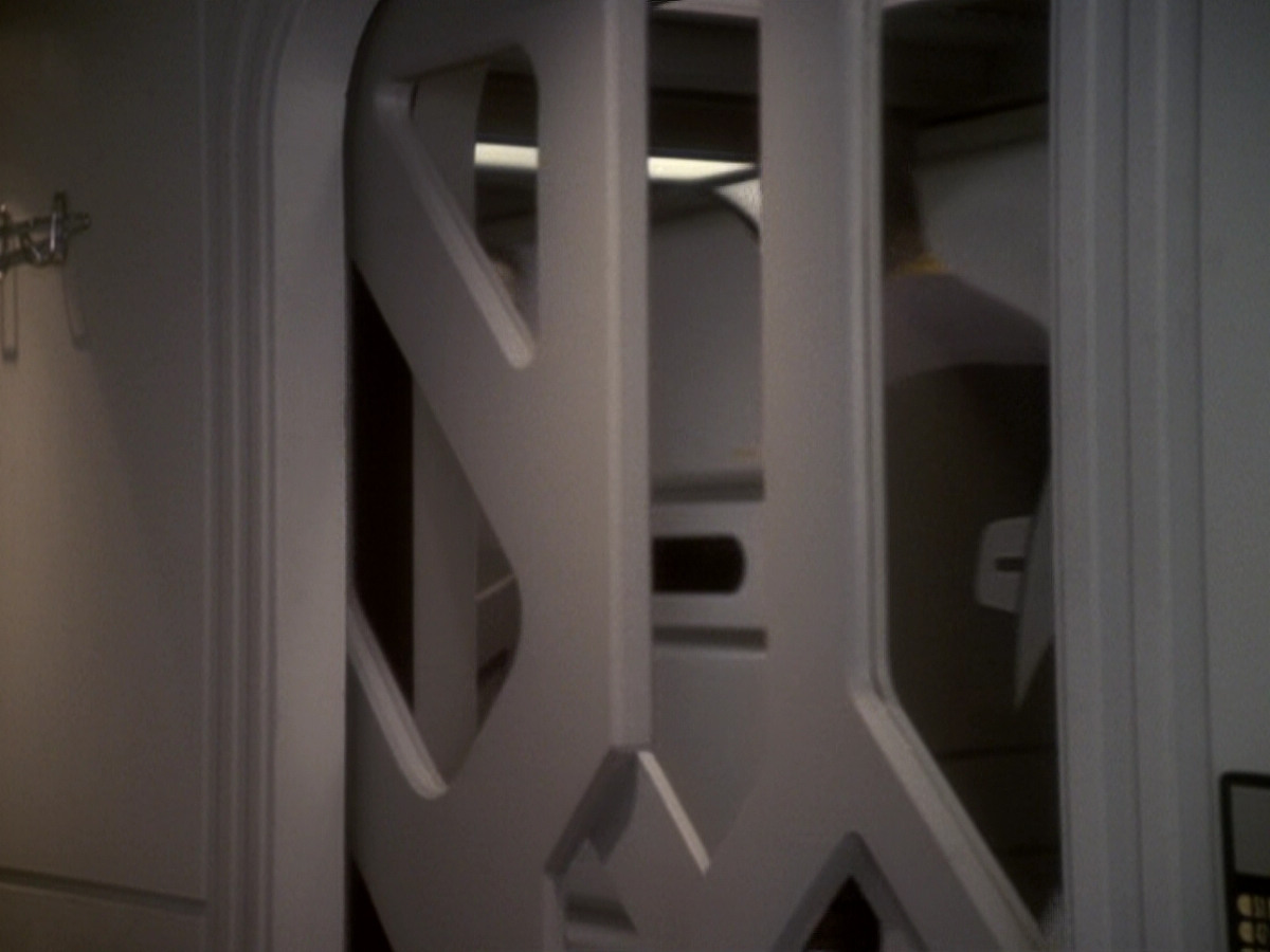 extant_StarTrek_DS9_6x05-FavorTheBold_00187.jpg
