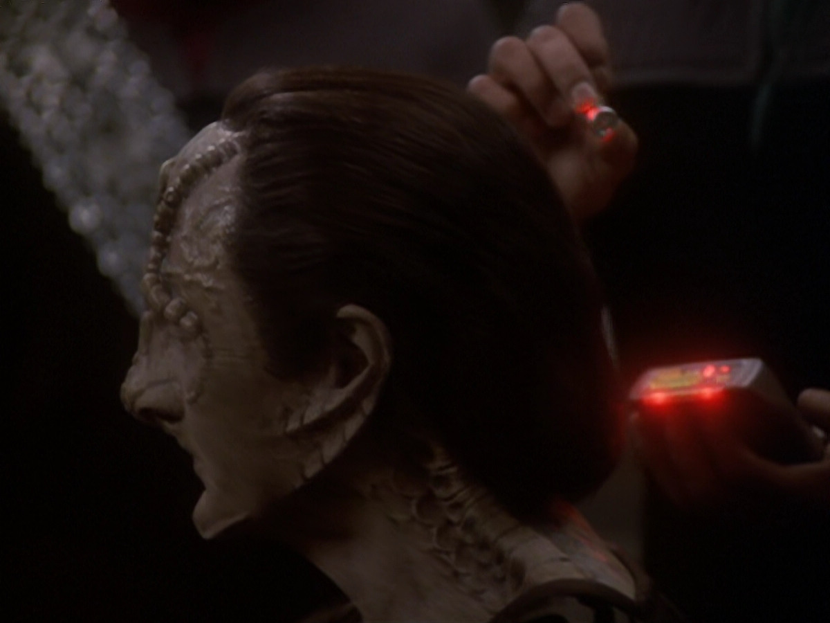extant_StarTrek_DS9_6x05-FavorTheBold_00431.jpg