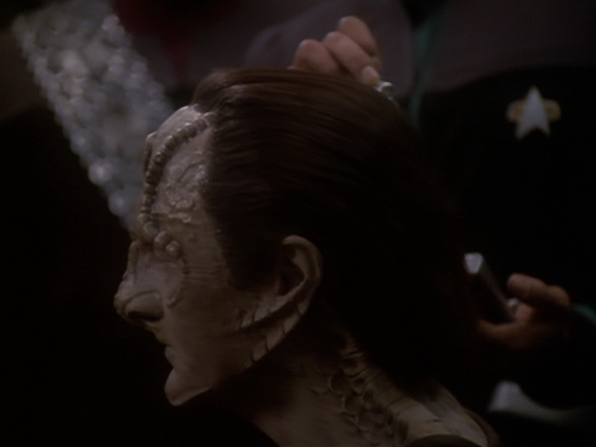 extant_StarTrek_DS9_6x05-FavorTheBold_00432.jpg