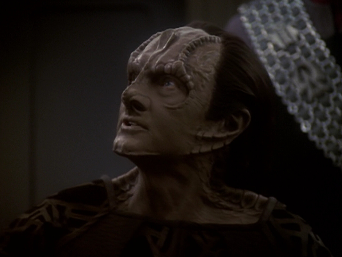 extant_StarTrek_DS9_6x05-FavorTheBold_00439.jpg